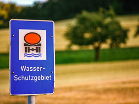 Ein blaues Schild mit der Aufschrift "Wasserschutzgebiet".